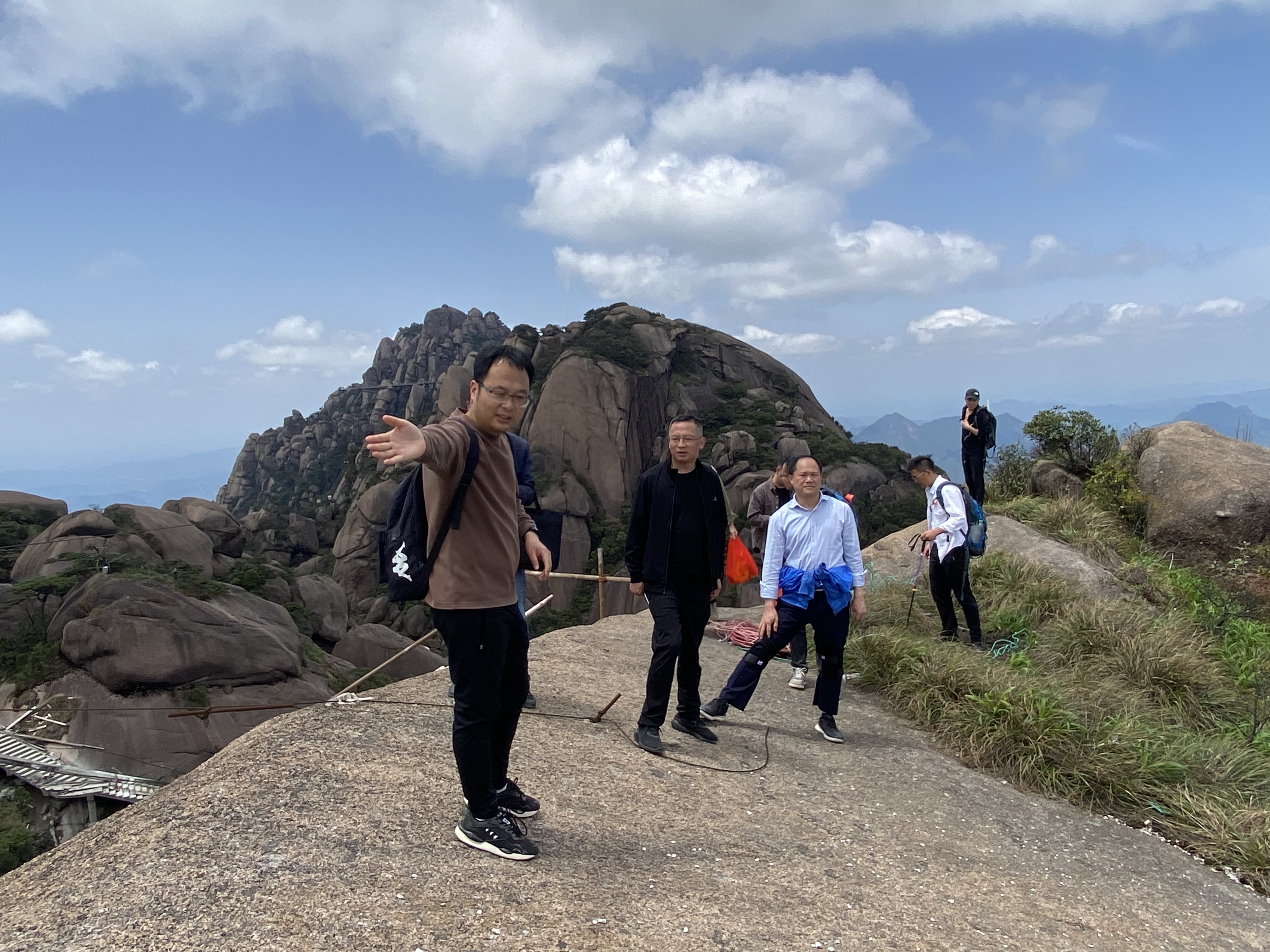 區(qū)委常委、統(tǒng)戰(zhàn)部部長詹輝實地調(diào)研靈山景區(qū)棧道小循環(huán)項目建設(shè)工作